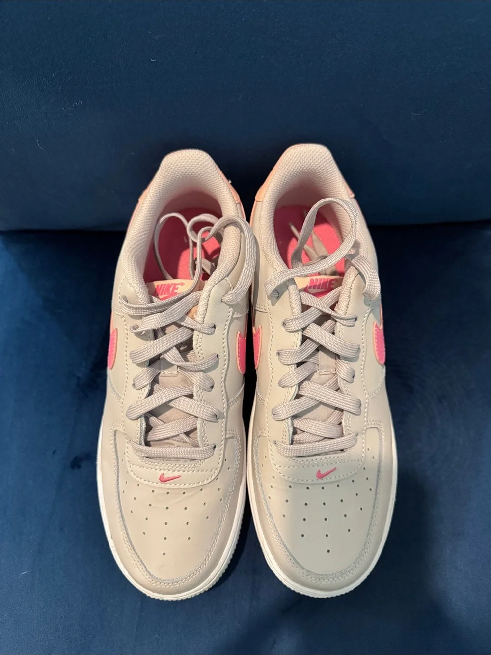 Nike Air Force 1 Kids Low-Top Sneakers in Light Gray with Hot Pink Swoosh
